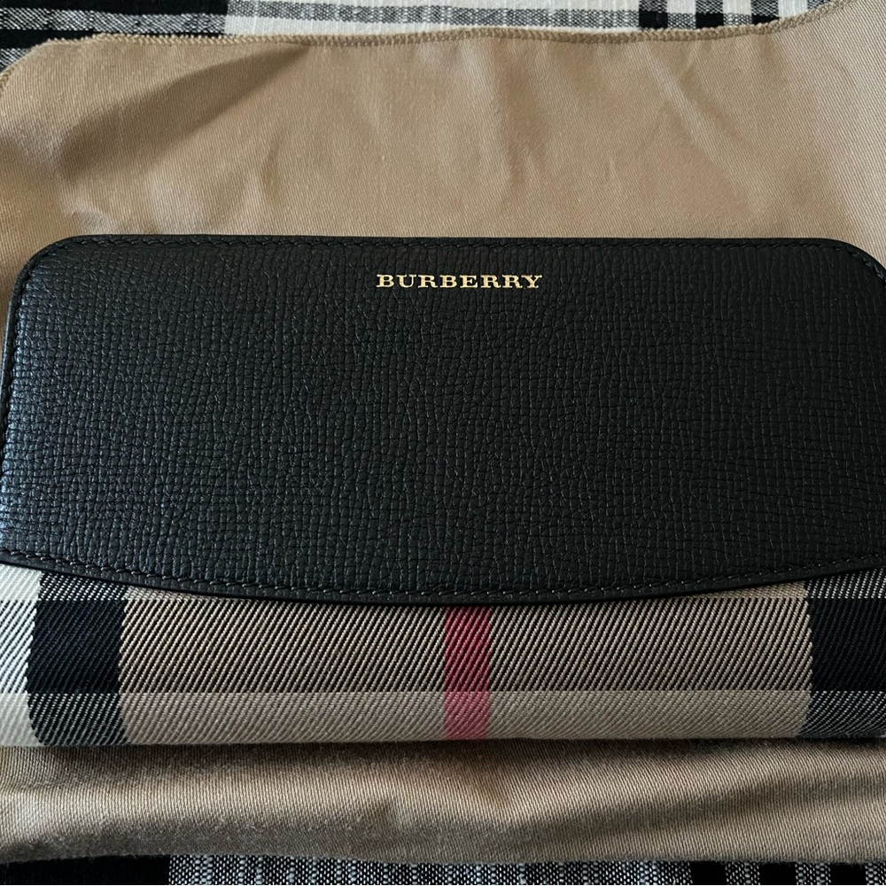 SOLD! Burberry House Check Derby Wallet